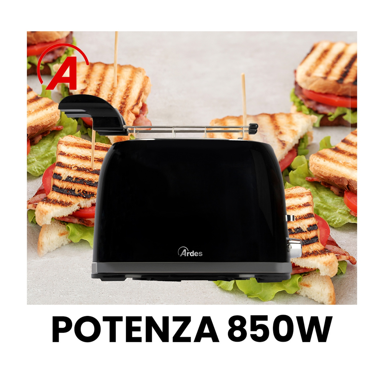 Un tostapane nero con la scritta Potenza 850W. Panini tostati con pomodoro, lattuga e pancetta circondano il tostapane.