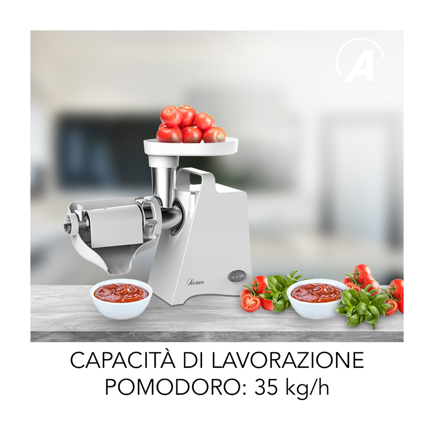 Un processore per pomodori bianco con pomodori sopra, una ciotola di salsa e pomodori e basilico accanto. Testo: 'Capacità di lavorazione pomodoro: 35 kg/h'.