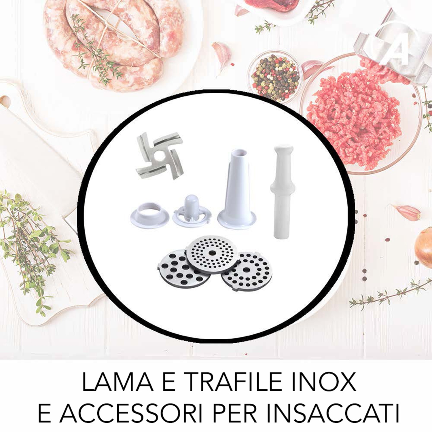 Una disposizione circolare di accessori per fare salsicce. Include lame, piastre e un accessorio per tritacarne, insieme a carne e spezie.