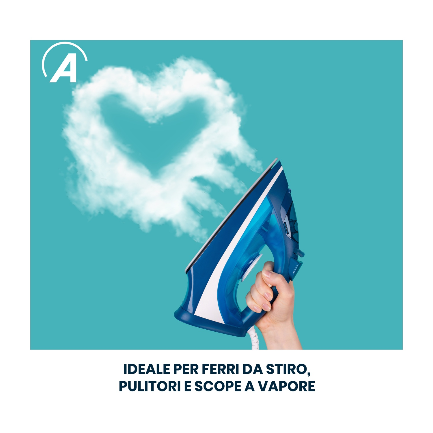 Un ferro da stiro blu tenuto da una mano con una nuvola di vapore a forma di cuore. Testo in basso: IDEALE PER FERRI DA STIRO, PULITORI E SCOPE A VAPORE.