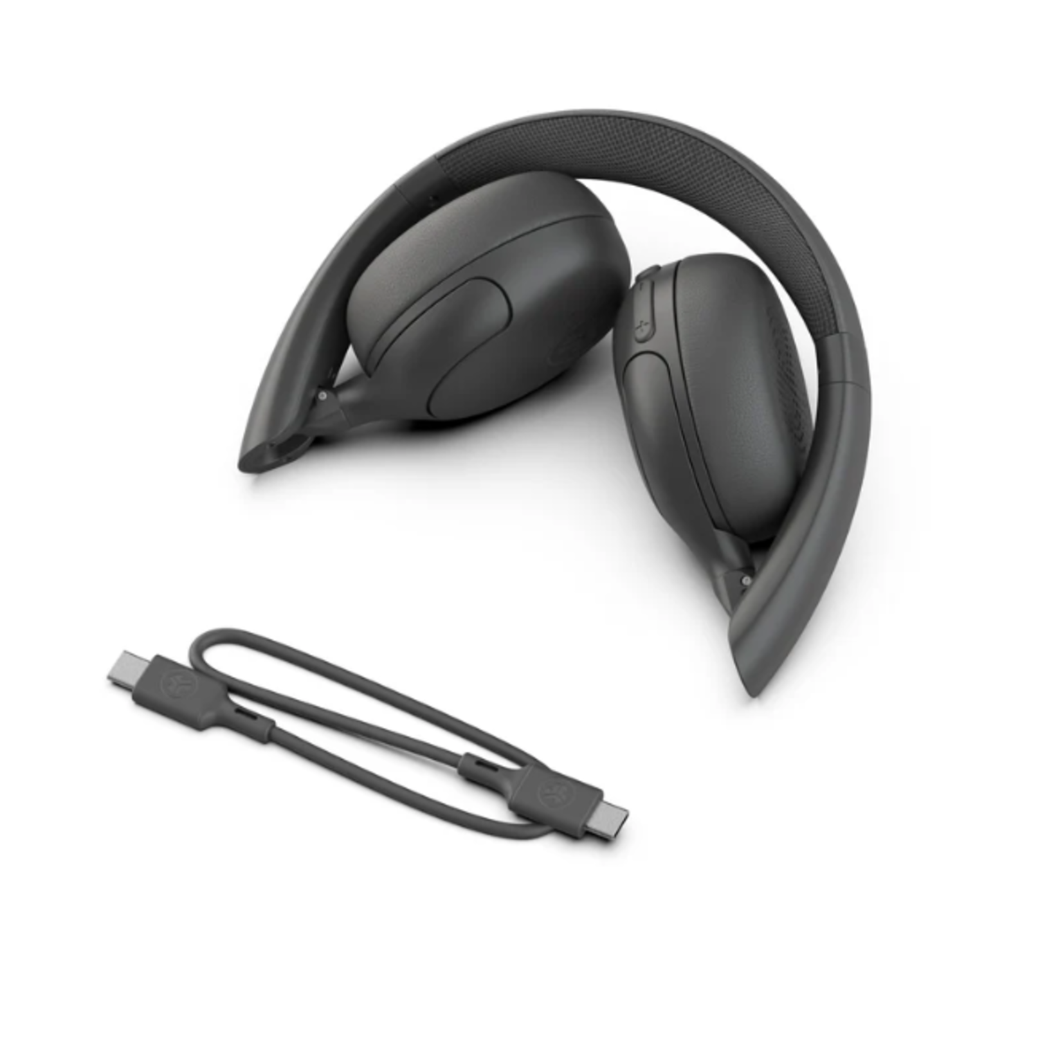 Opgevouwen grijze koptelefoon en een grijze USB-C-kabel liggen op een wit oppervlak. De koptelefoon staat schuin.