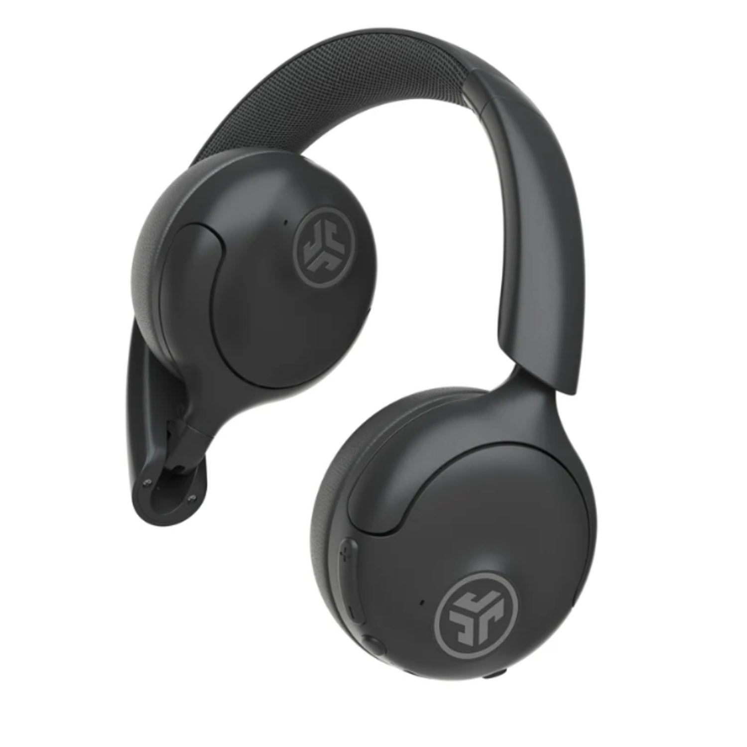 Zwarte over-ear hoofdtelefoon. De hoofdtelefoon heeft een gewatteerde hoofdband en oorschelpen. JLab-logo op beide oorschelpen. De achtergrond is wit.