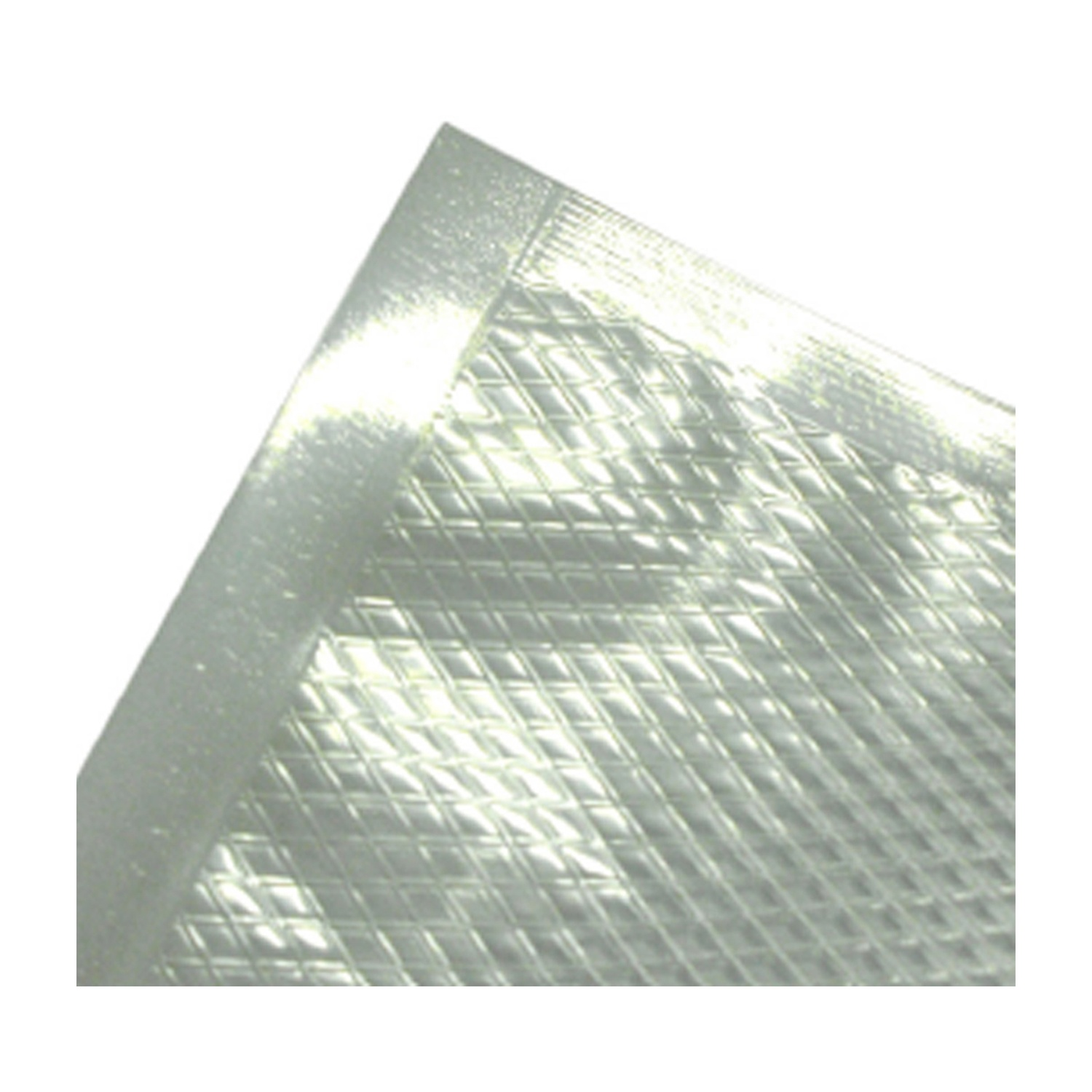 Primo piano di un angolo di un materiale argentato lucido e strutturato. La superficie è divisa in forme a diamante.