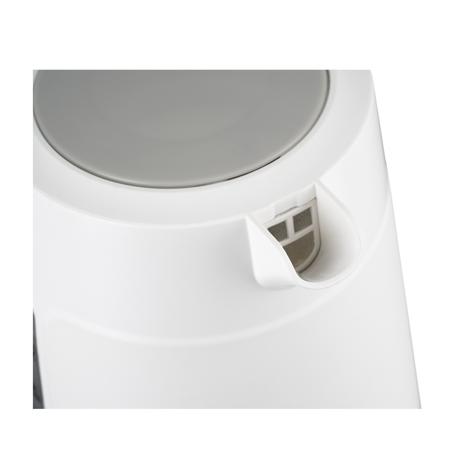 Primo piano di un bollitore elettrico bianco con coperchio grigio. Un piccolo filtro è visibile vicino al beccuccio. Lo sfondo è bianco.