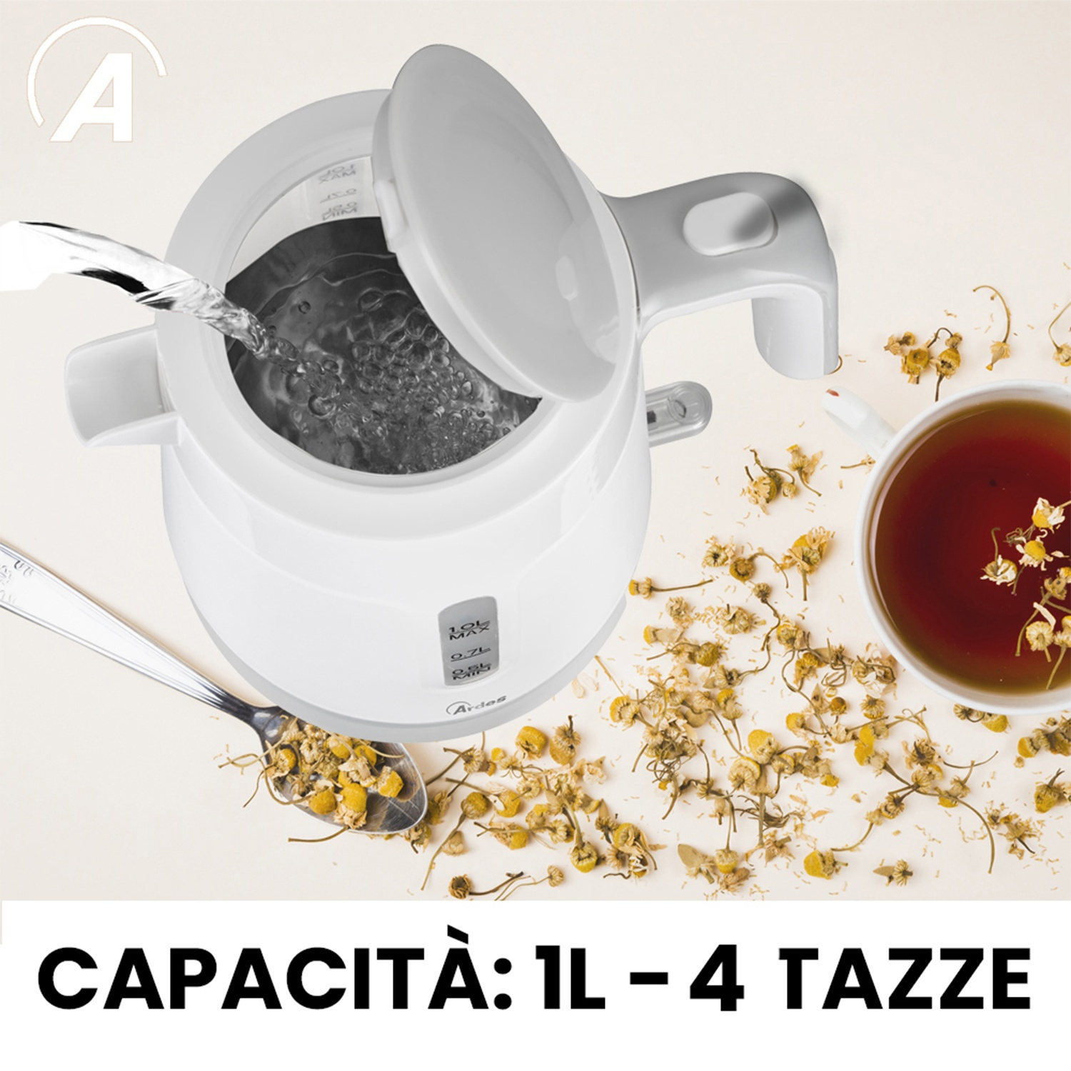 Bollitore bianco che versa acqua. Tazza di tè con fiori di camomilla. Cucchiaio con fiori. Sfondo beige. Testo: CAPACITÀ: 1L - 4 TAZZE.