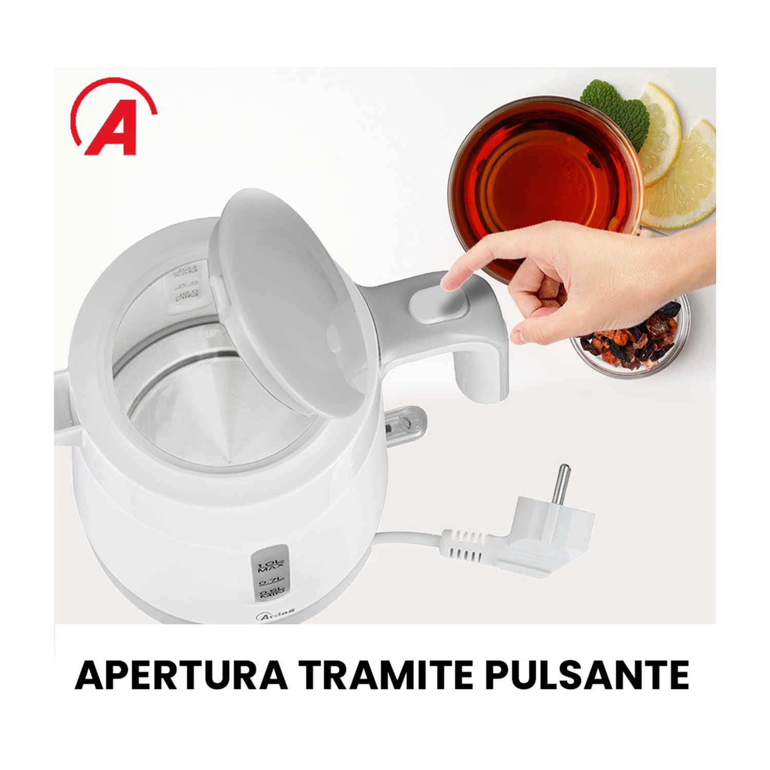 Bollitore elettrico bianco aperto. Tè, fette di limone e una mano che preme un pulsante. Il testo dice 'APERTURA TRAMITE PULSANTE'.