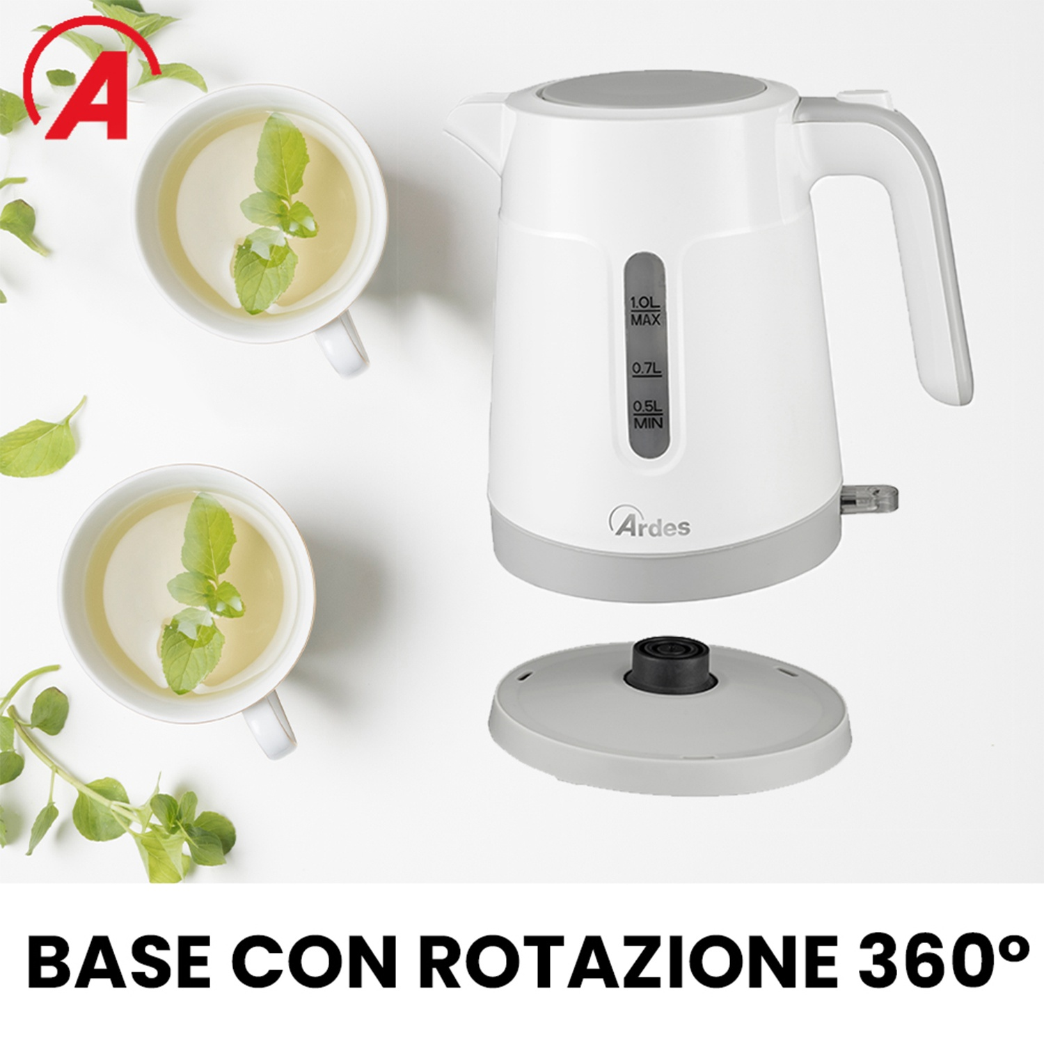 Bollitore elettrico bianco con due tazze di tè e foglie di menta. La base del bollitore è staccata. Testo: 'BASE CON ROTAZIONE 360°'.
