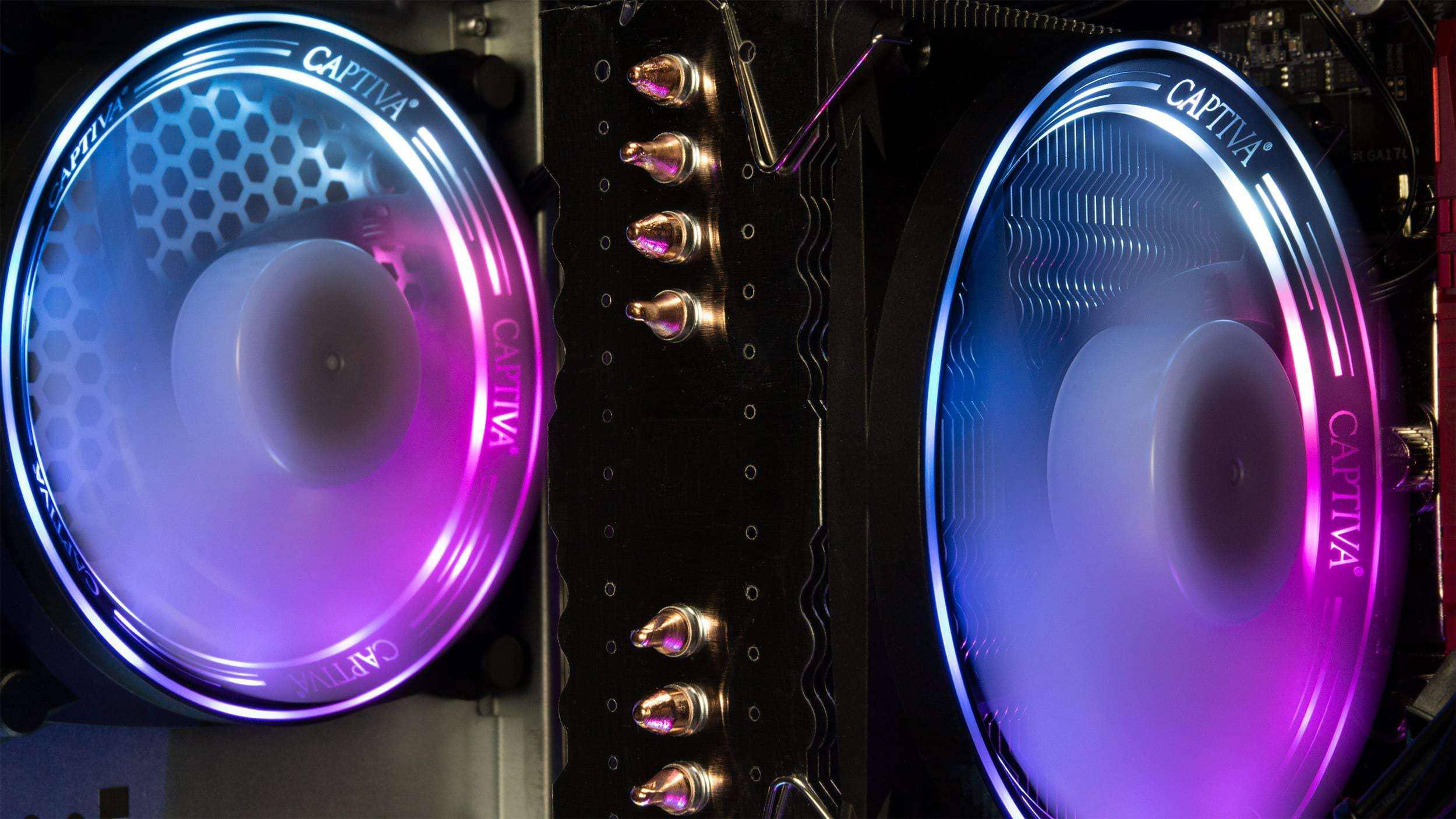 Nahaufnahme eines CPU-Kühlers mit zwei beleuchteten Lüftern. Die Lüfter haben einen Farbverlauf von Blau nach Lila und den Markennamen "Captiva".