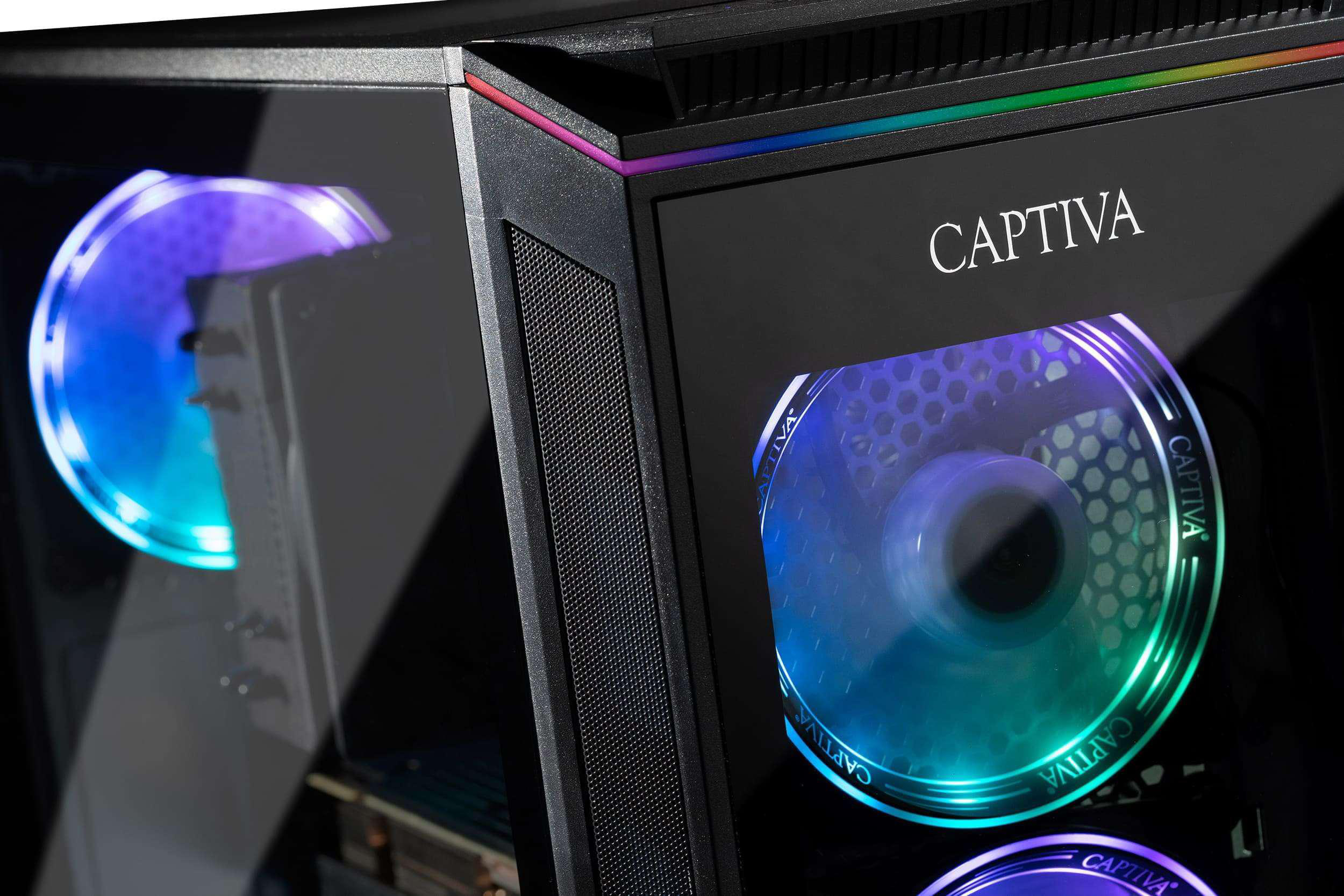 Nahaufnahme eines Computergehäuses mit beleuchteten Lüftern. Das Gehäuse ist schwarz, mit dem Wort 'CAPTIVA'.
