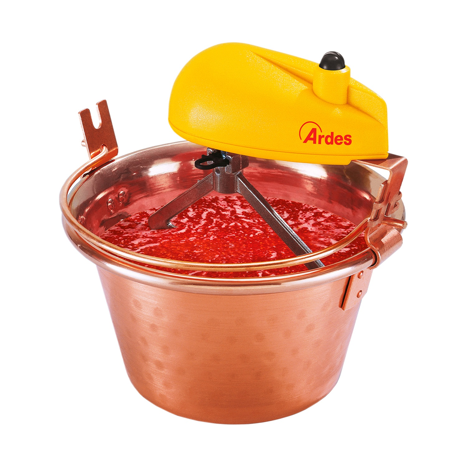 Un vaso di rame per marmellata con marmellata rossa e un agitatore giallo. Il vaso è su sfondo bianco. L'agitatore dice Ardes.