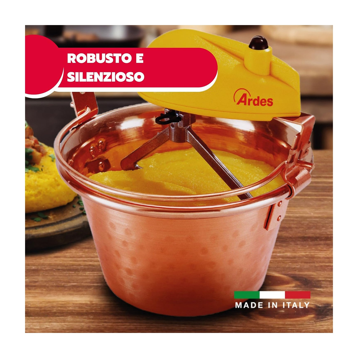 Un produttore di polenta giallo e ramato. Il testo recita 'ROBUSTO E SILENZIOSO' e 'MADE IN ITALY'. La polenta viene fatta all'interno del pentolino di rame.