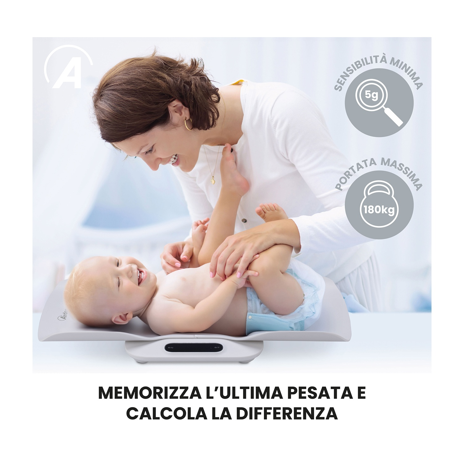 Un bambino sorridente è sdraiato su una bilancia, tenuto da una donna. La bilancia indica il peso. Il testo dice: 'Memorizza l'ultimo peso e calcola la differenza'.
