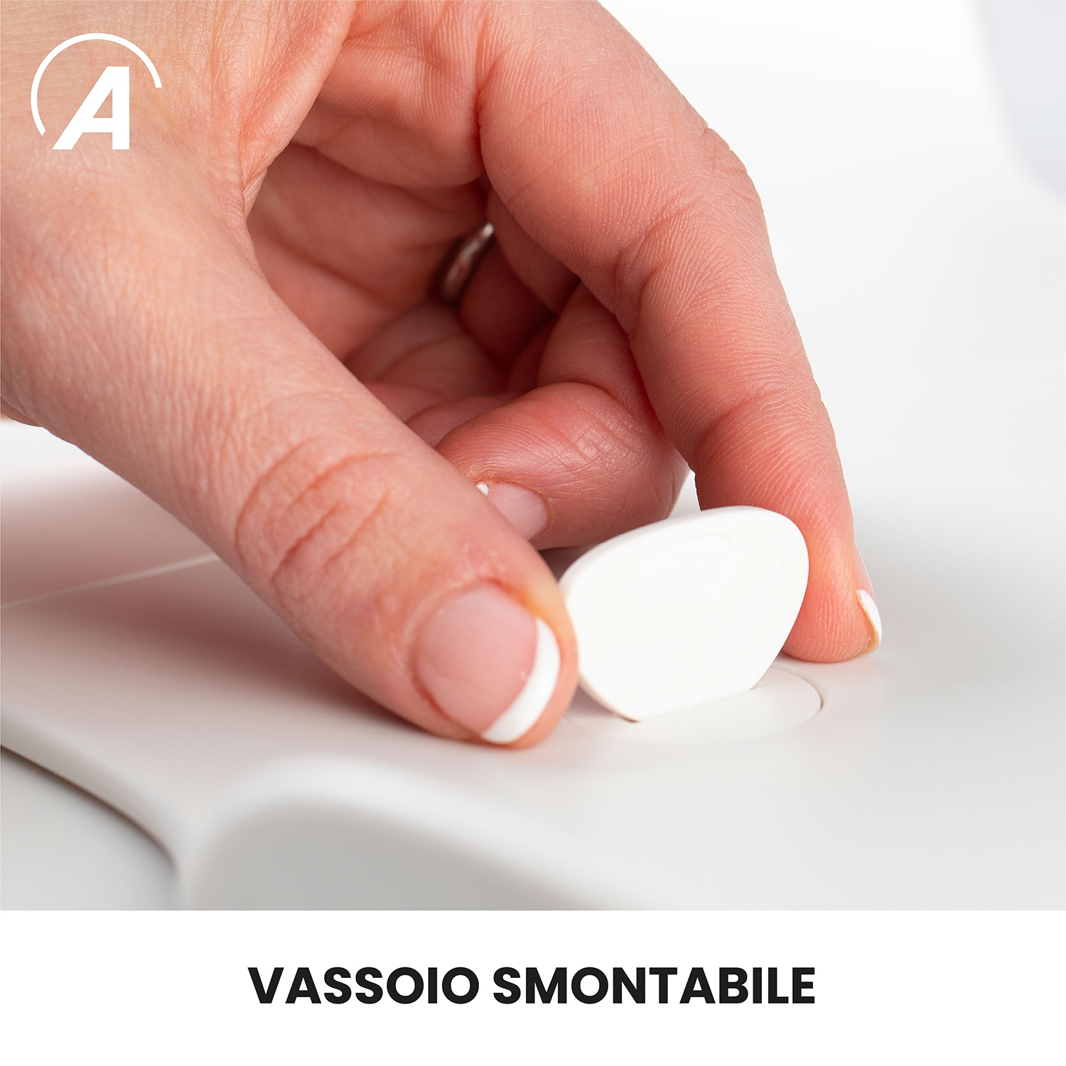 Una mano posiziona un oggetto bianco su una superficie bianca. Il testo in basso dice 'VASSOIO SMONTABILE'.