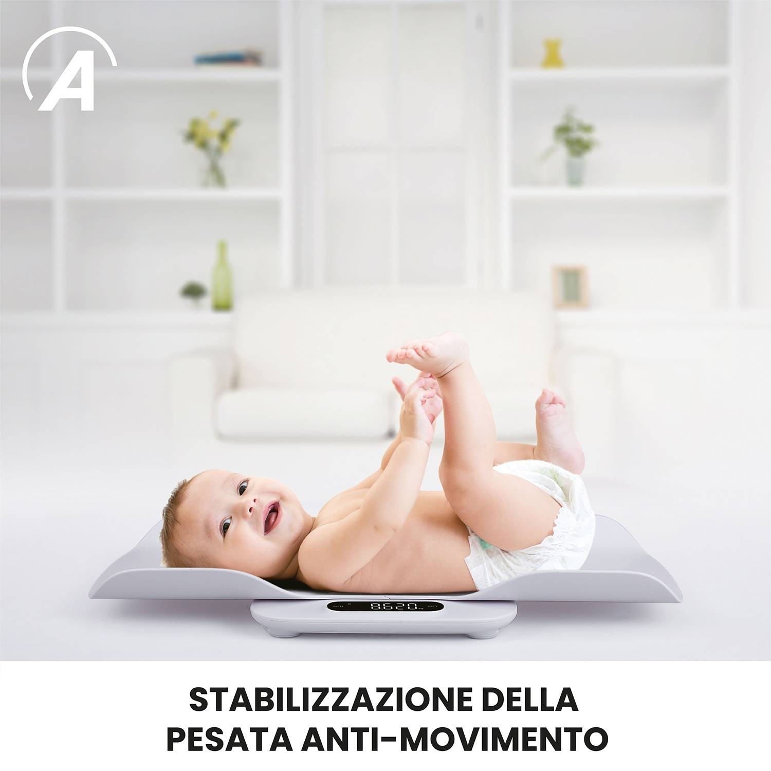 Un bambino è sdraiato su una bilancia, sorridendo. Sfondo: stanza bianca, mensole con decorazioni. Testo in basso: stabilizzazione del peso anti-movimento.