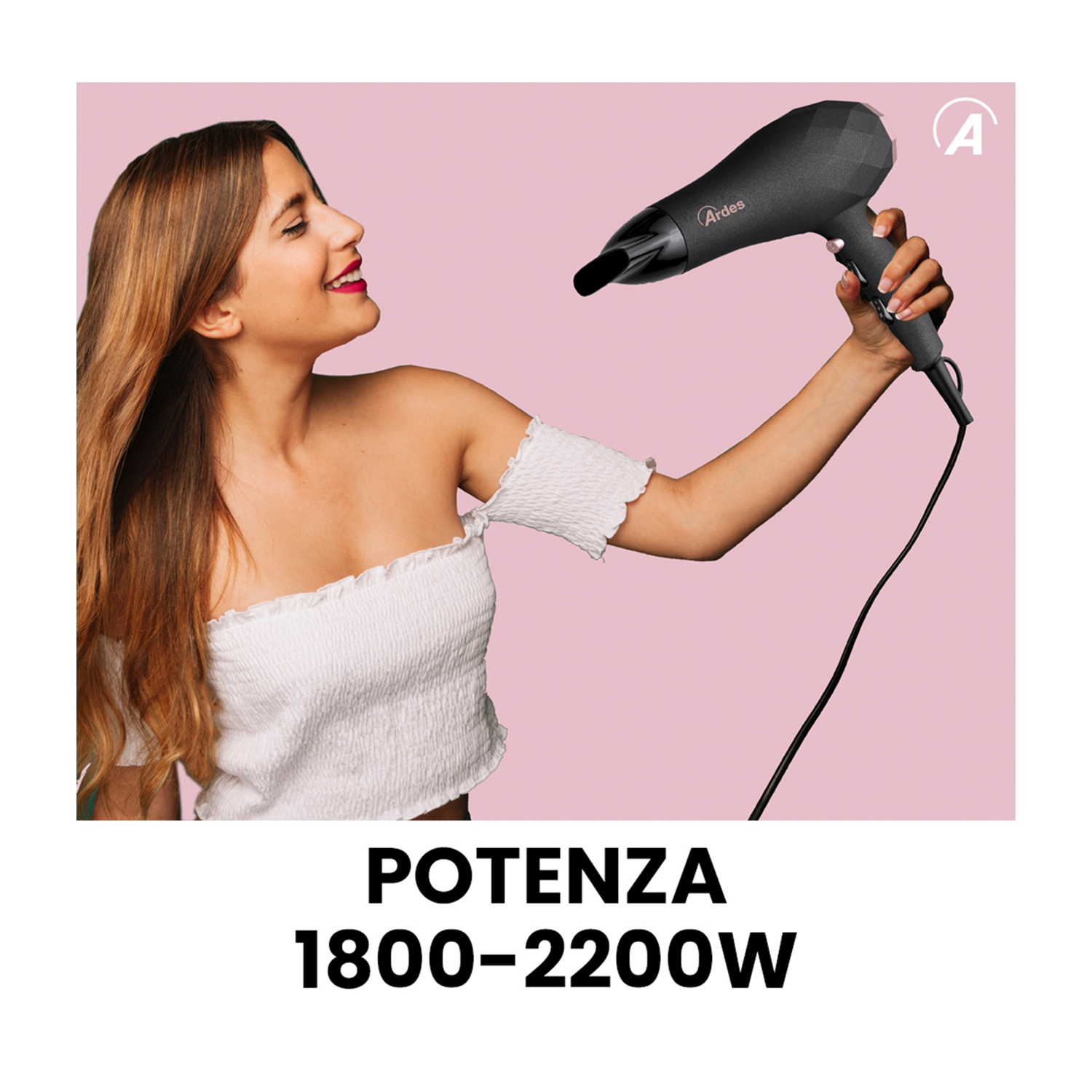 Una donna tiene un asciugacapelli nero. Il testo dice POTENZA 1800-2200W. Sfondo rosa.
