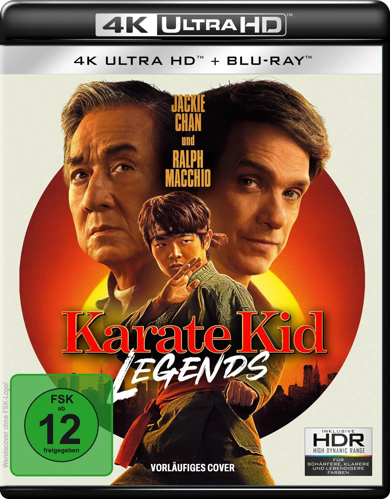 Filmcover von Karate Kid Legends. Zeigt Jackie Chan, Ralph Macchio und einen jungen Mann in einer Kampfsportpose.