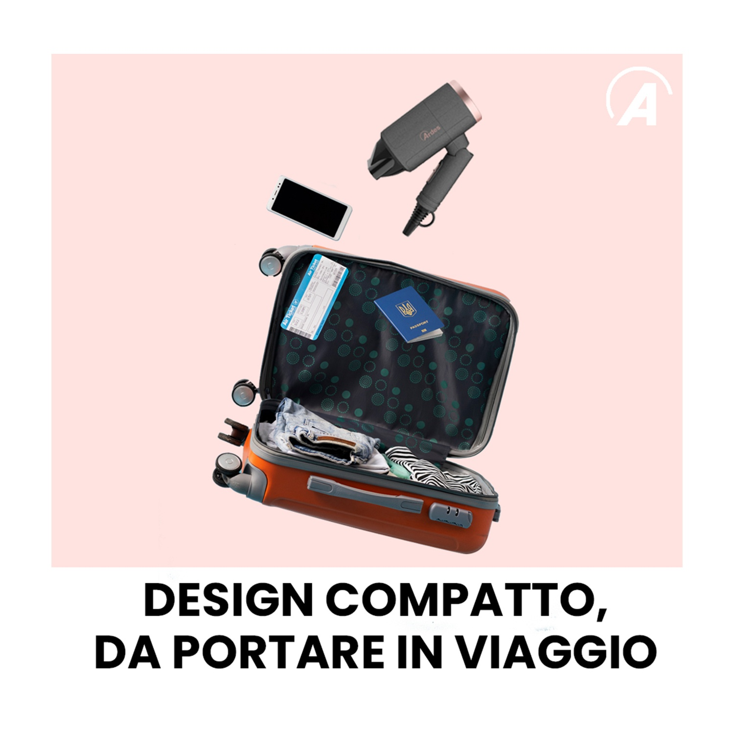 Una valigia arancione aperta con oggetti da viaggio tra cui vestiti, passaporto e carta d'imbarco, con un asciugacapelli e un telefono fluttuanti sopra.