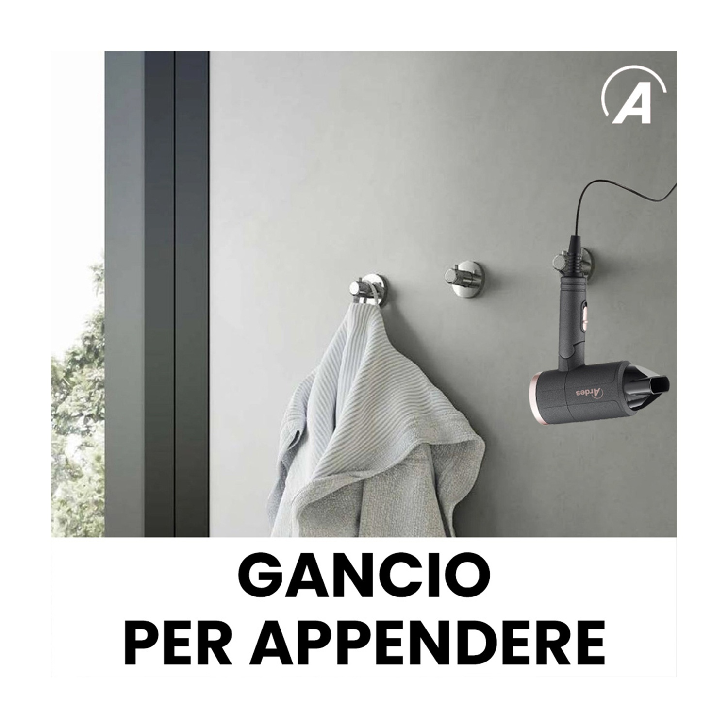 Una scena di bagno con un gancio per asciugamani, un asciugamano e un asciugacapelli. L'asciugacapelli è appeso al muro, la scena è pulita e moderna.