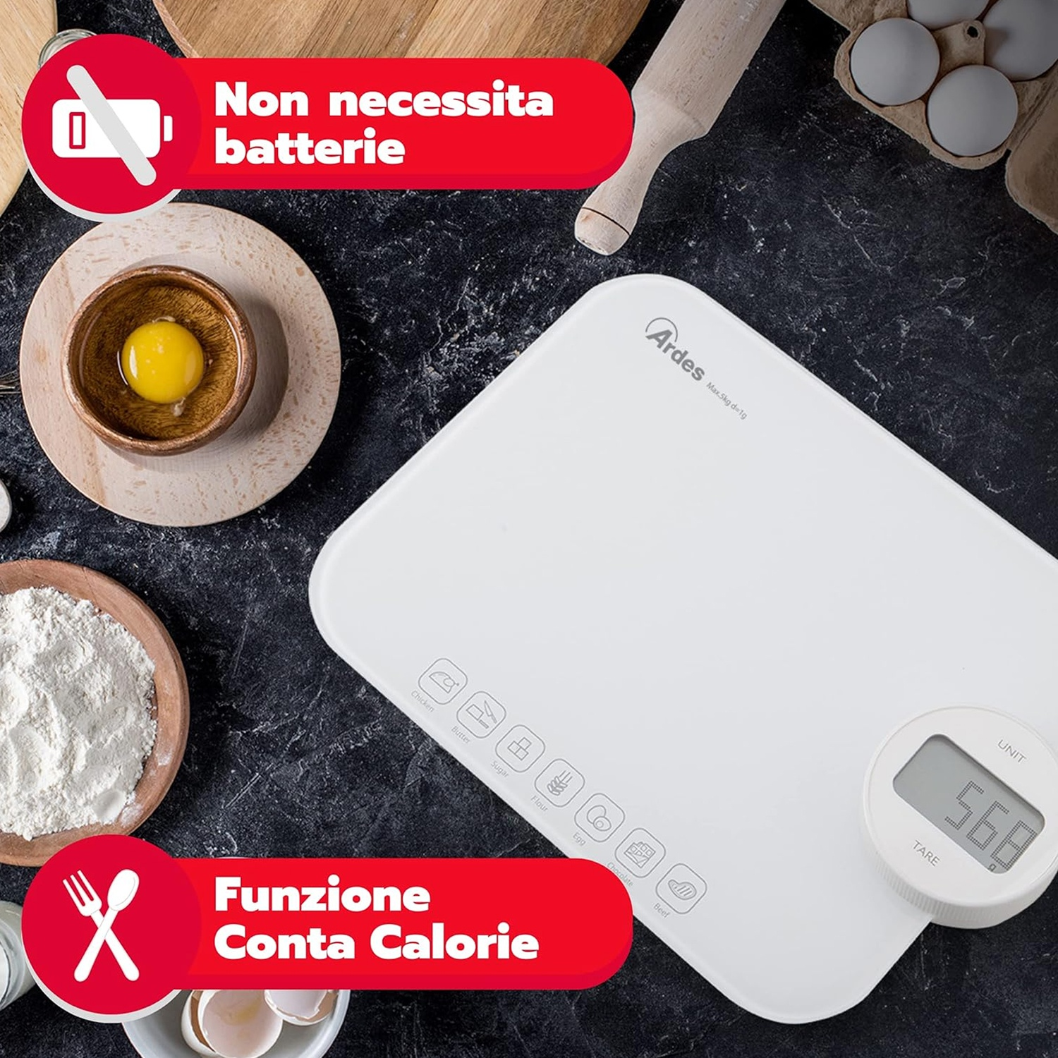 Bilancia da cucina bianca con display digitale su superficie scura con farina, uova e mattarello. Banner rossi.