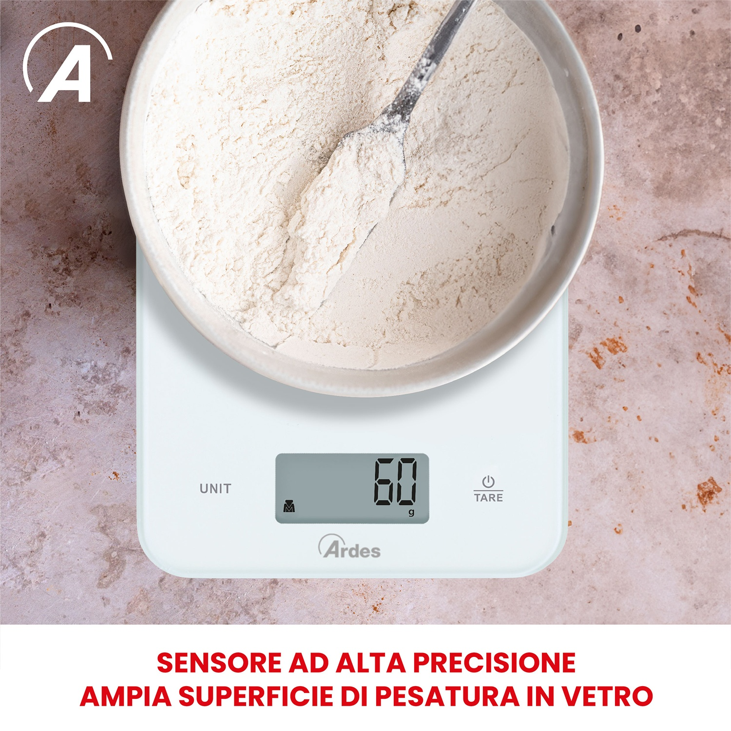 Una bilancia da cucina con una ciotola di farina sopra. La bilancia indica 60g. Un cucchiaio è nella farina. Lo sfondo ha un motivo in pietra.