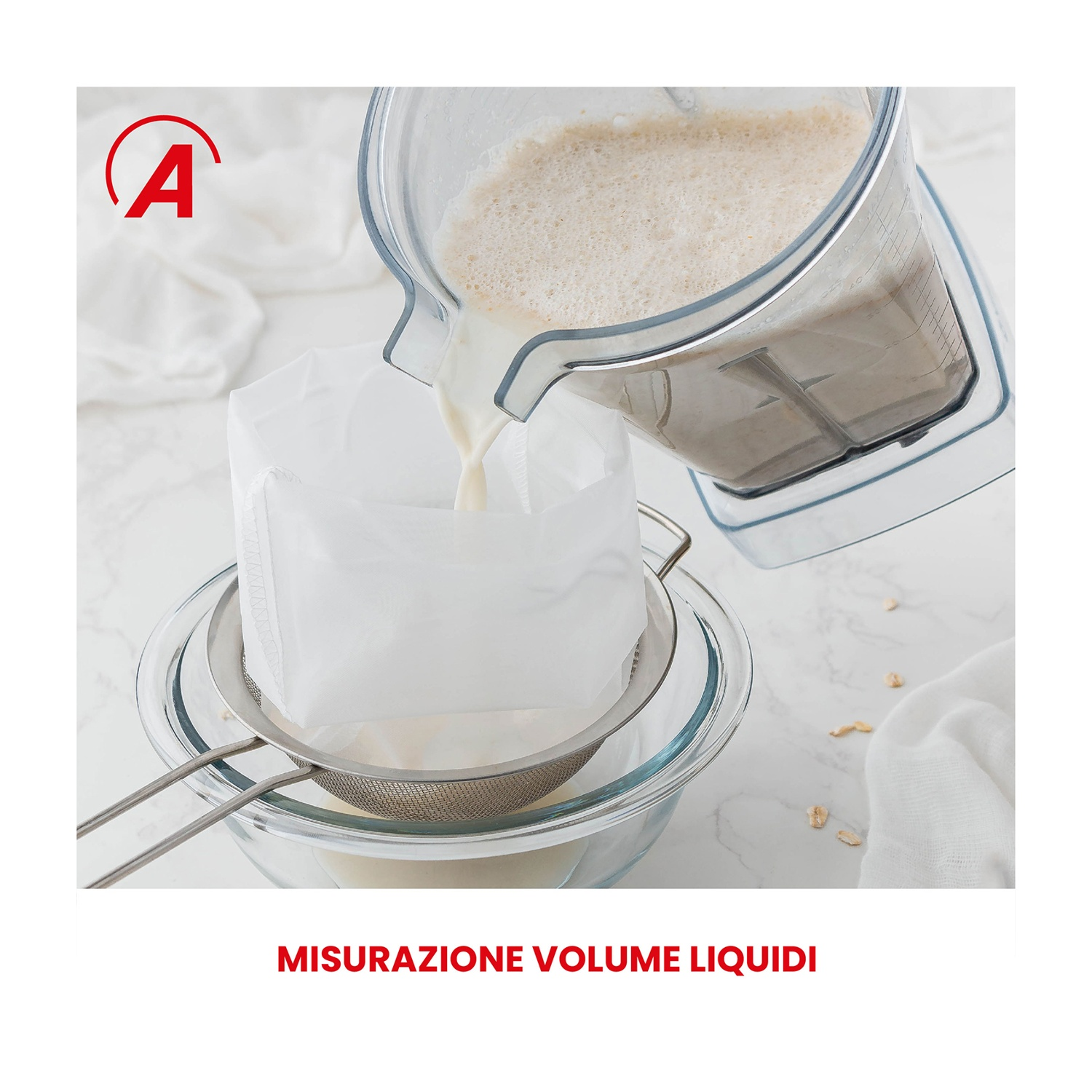 Liquido versato da un frullatore in un sacchetto filtrante sopra una ciotola. Avena e stoffa sullo sfondo. Il testo dice 'Misurazione del volume del liquido'.