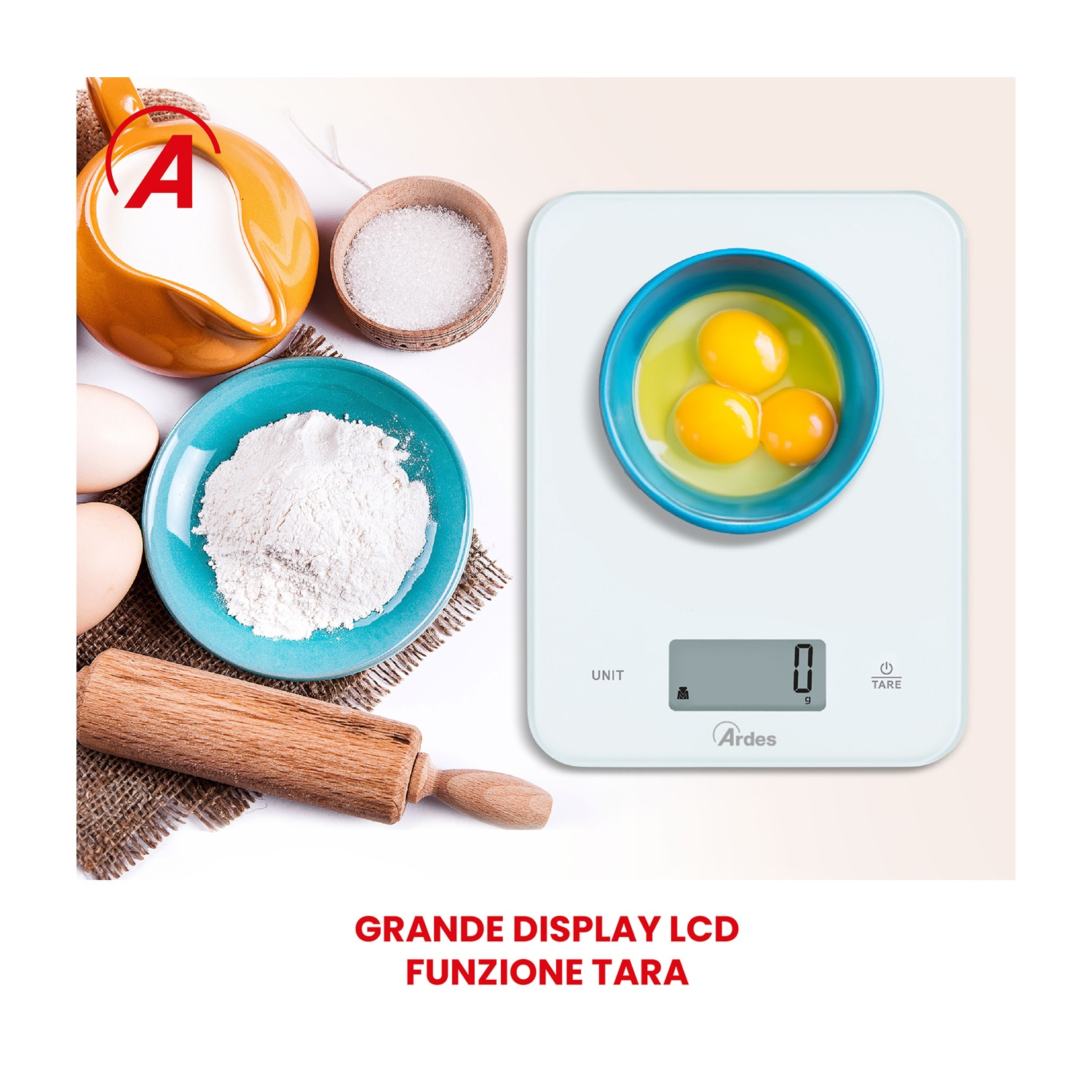 Scena in cucina con ingredienti come uova, farina e zucchero. Una bilancia misura i tuorli in una ciotola blu.