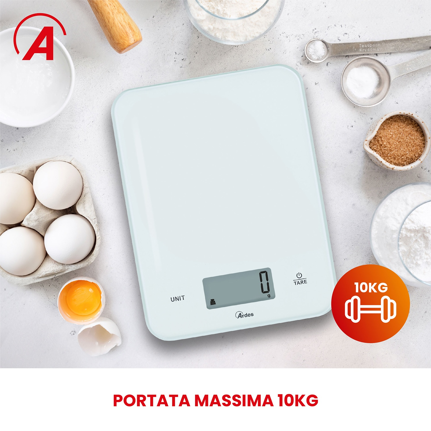 Bilancia da cucina digitale bianca con ingredienti come uova, farina, zucchero e cucchiaini. Cerchio rosso indica 10KG capacità.
