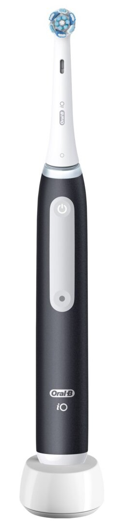 Elektryczna szczoteczka do zębów z czarnym uchwytem, białą główką i niebieskim włosiem. Stoi na białej podstawie ładującej.