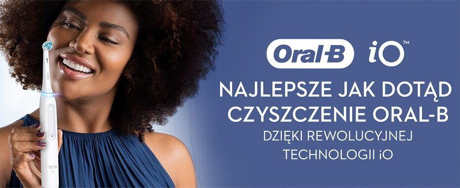 Kobieta z kręconymi włosami uśmiecha się, trzymając szczoteczkę Oral-B iO. Tło jest niebieskie z białym tekstem: Oral-B iO i hasło reklamowe.