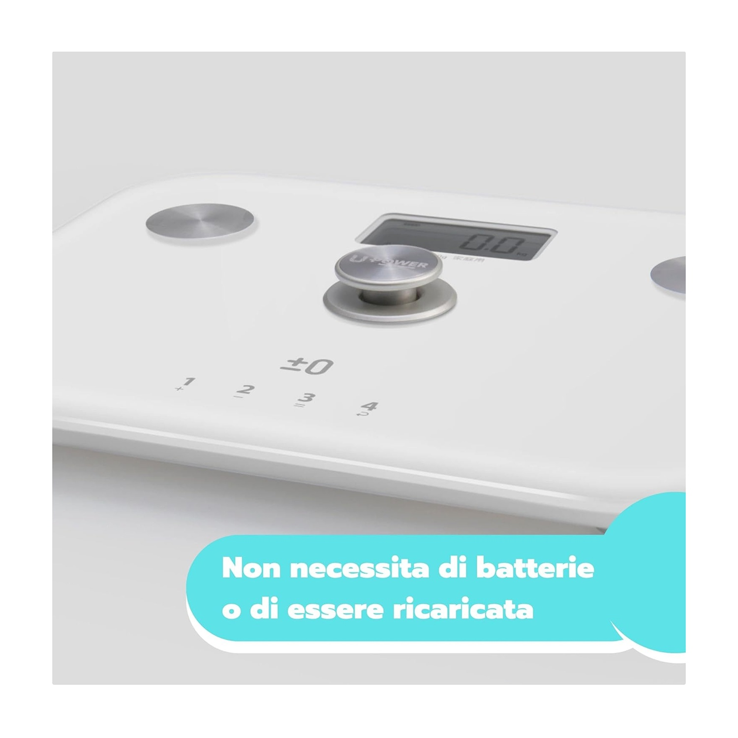 Bilancia digitale bianca con pulsanti argentati. Il display mostra '0.0'. Testo: 'Non necessita di batterie o di essere ricaricata'.