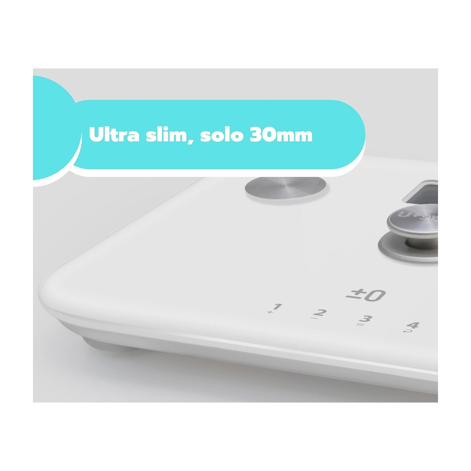 Una bilancia bianca con un banner blu che recita 'Ultra slim, solo 30mm'. Sono visibili i numeri da 1 a 4, insieme a un simbolo zero.