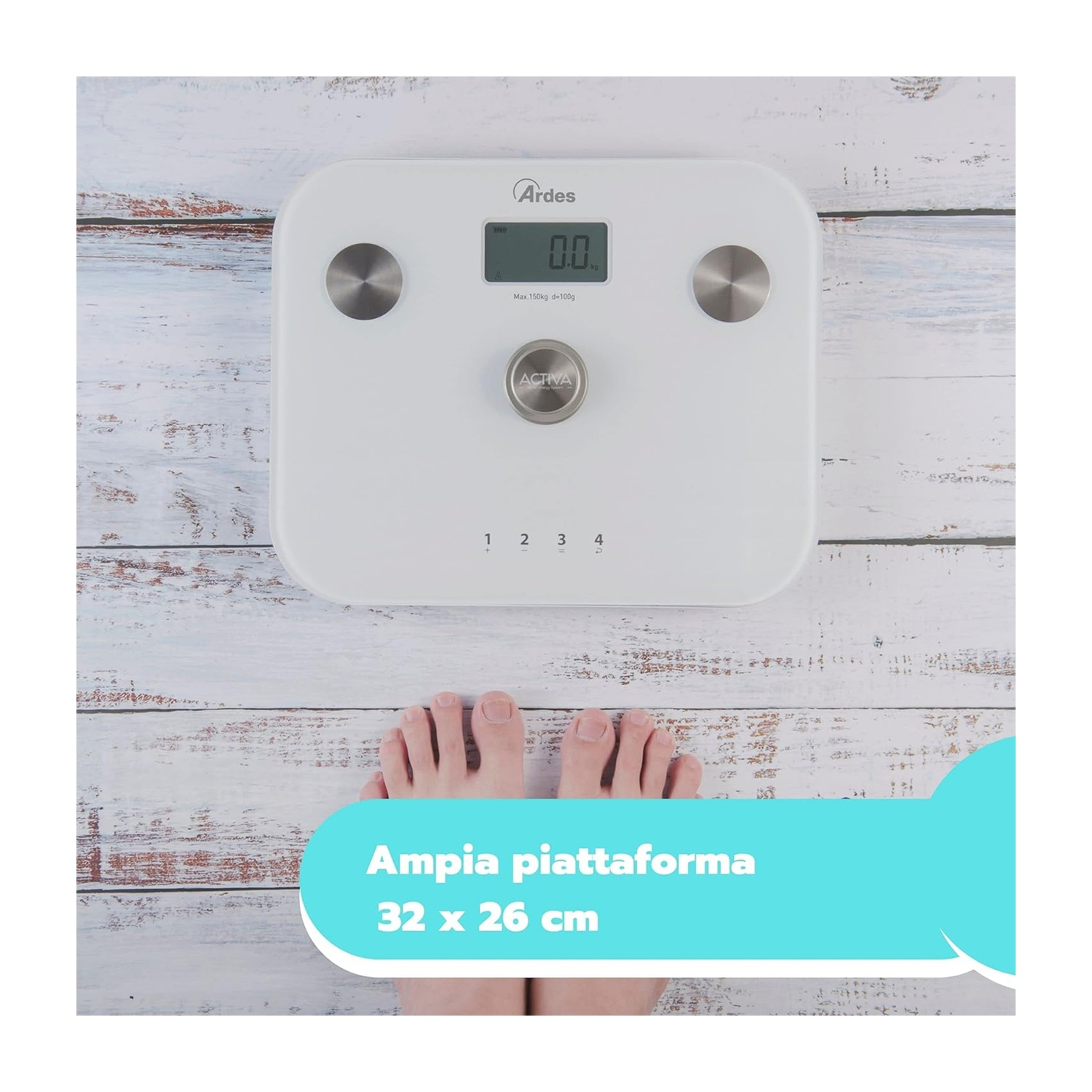 Una bilancia digitale bianca con i piedi sopra. La bilancia indica 0,0 kg. Un banner blu menziona le dimensioni della piattaforma.