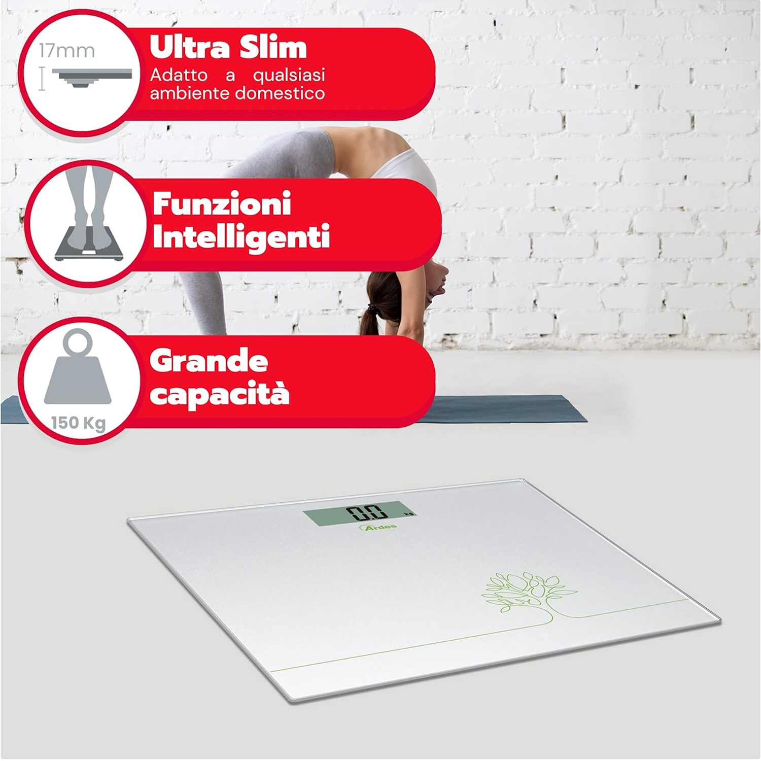 Una donna in posa yoga è vicino a una bilancia digitale. Banner rossi evidenziano caratteristiche come il design ultrasottile e funzioni intelligenti.