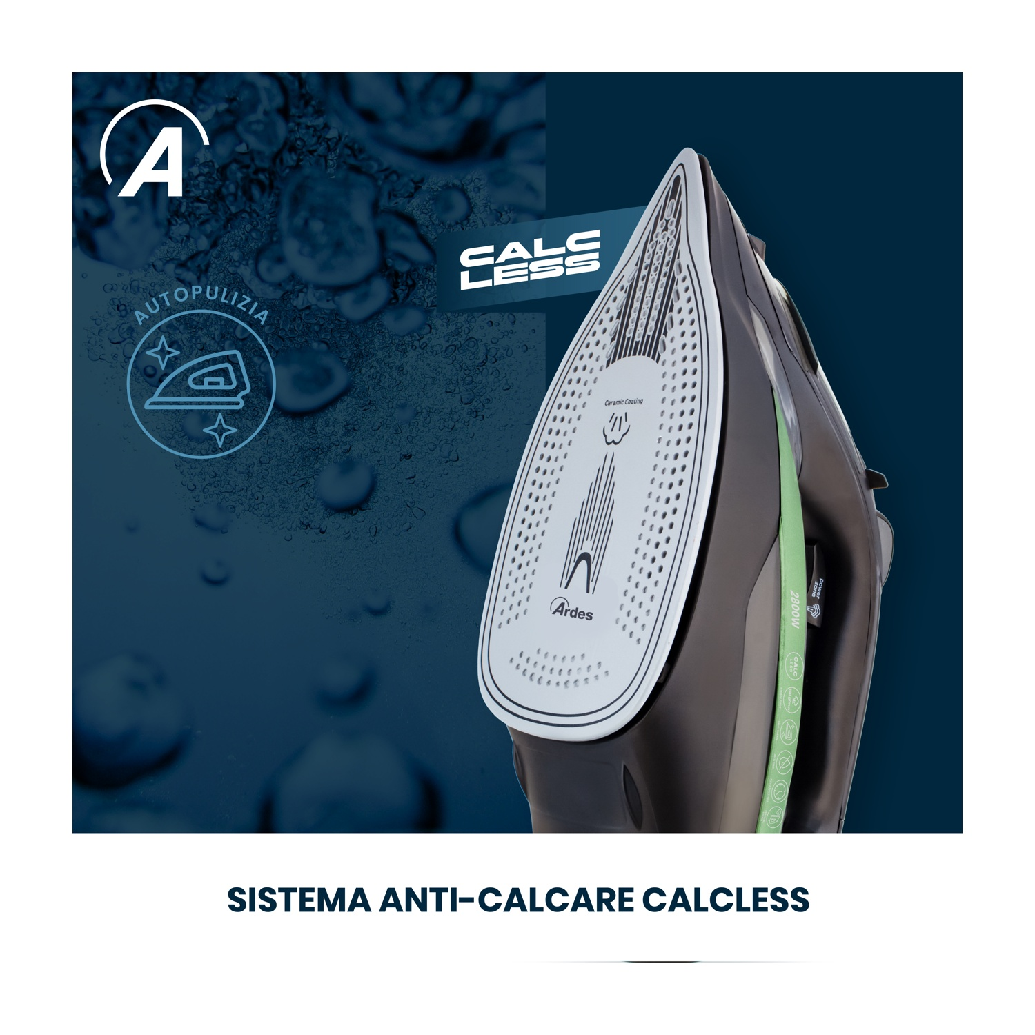 Ferro da stiro bianco e nero con dettagli verdi, testo 'Calc Less' e logo 'Ardes'. Con 'Autopulizia' e sfondo gocce d'acqua.