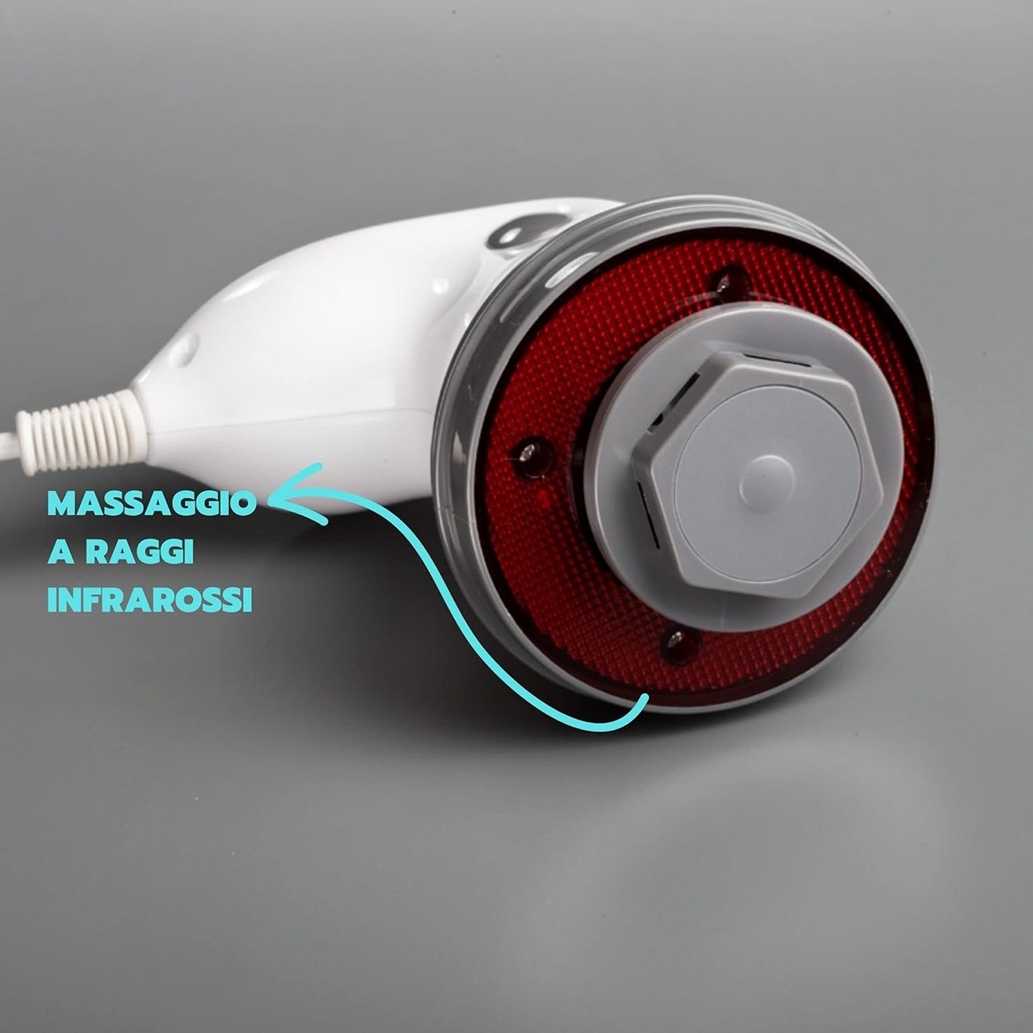 Un dispositivo per massaggio bianco con luce infrarossa rossa, dettagli grigi e cavo, su sfondo grigio. Testo: Massaggio a infrarossi.