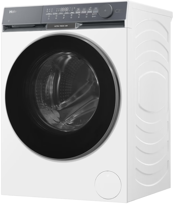 Eine weiße Haier-Waschmaschine mit schwarzer Tür und Digitalanzeige. Sie hat Knöpfe und eine runde Tür. Die Maschine ist sauber und neu.
