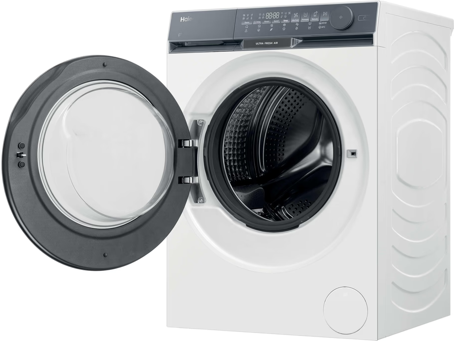 Eine weiße Waschmaschine mit offener Tür. Die Tür hat ein Glasfenster. Das Bedienfeld befindet sich oben mit Digitalanzeige.