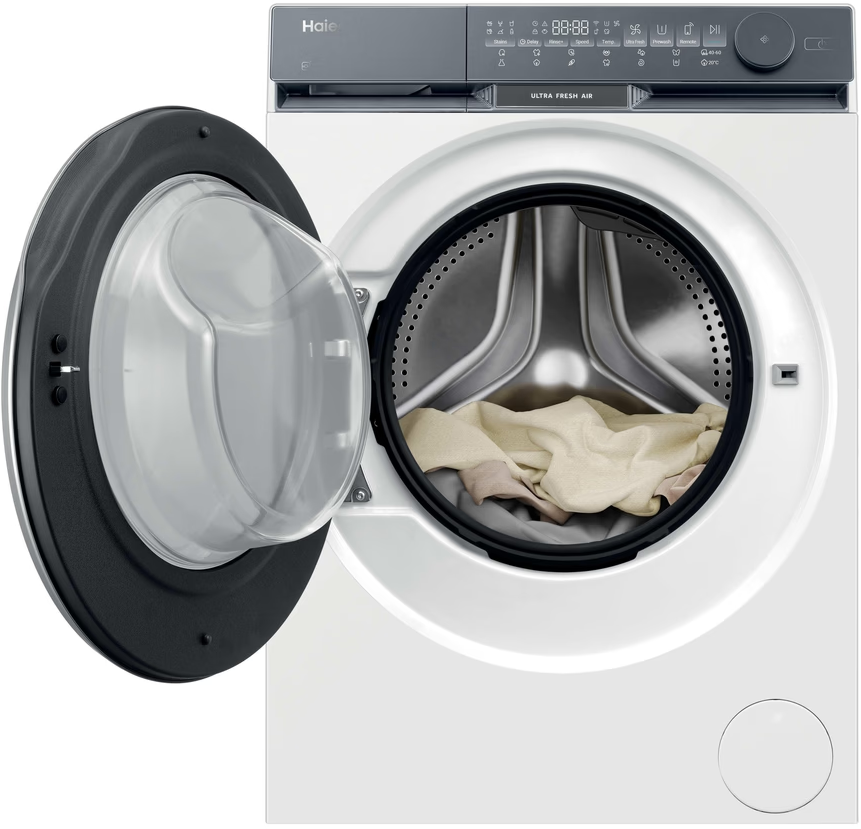 Eine weiße Waschmaschine mit geöffneter Tür, die Kleidung im Inneren zeigt. Das Bedienfeld befindet sich oben.
