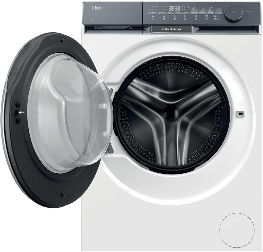 Eine weiße Haier-Waschmaschine mit geöffneter Tür. Die Innentrommel ist sichtbar. Das Bedienfeld befindet sich oben.