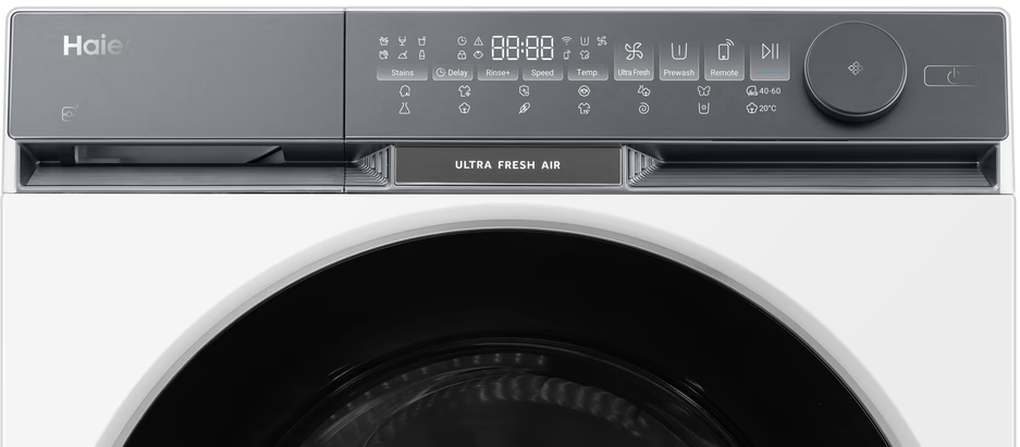 Weiß-graues Bedienfeld einer Haier Waschmaschine. Mit Tasten für Flecken, Verzögerung, Spülen, Geschwindigkeit, Temperatur und Ultra Fresh Air.