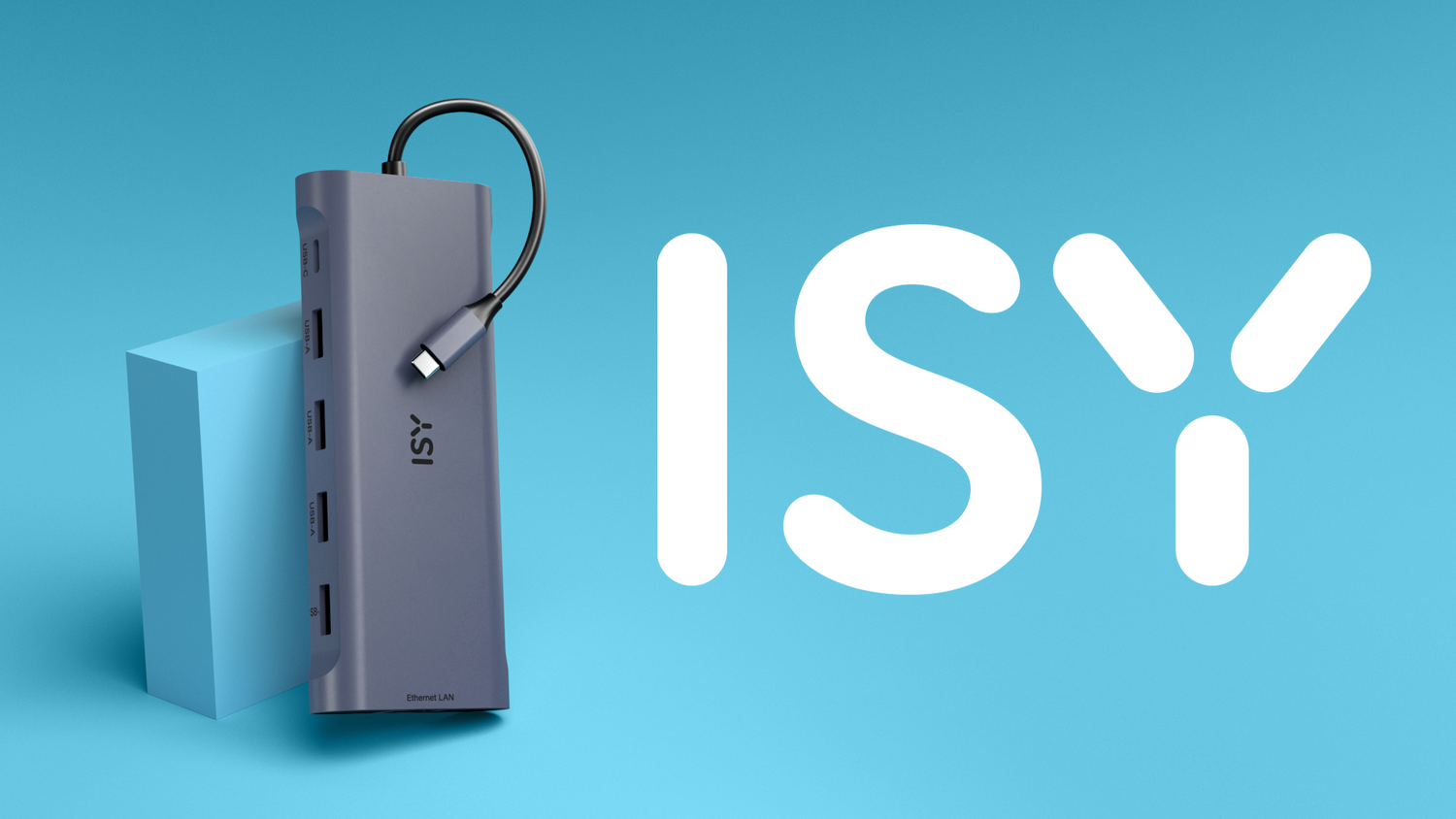 Un concentrador USB ISY gris con un cable negro está sobre una superficie azul. Un cubo azul claro a la izquierda, y la palabra ISY a la derecha.