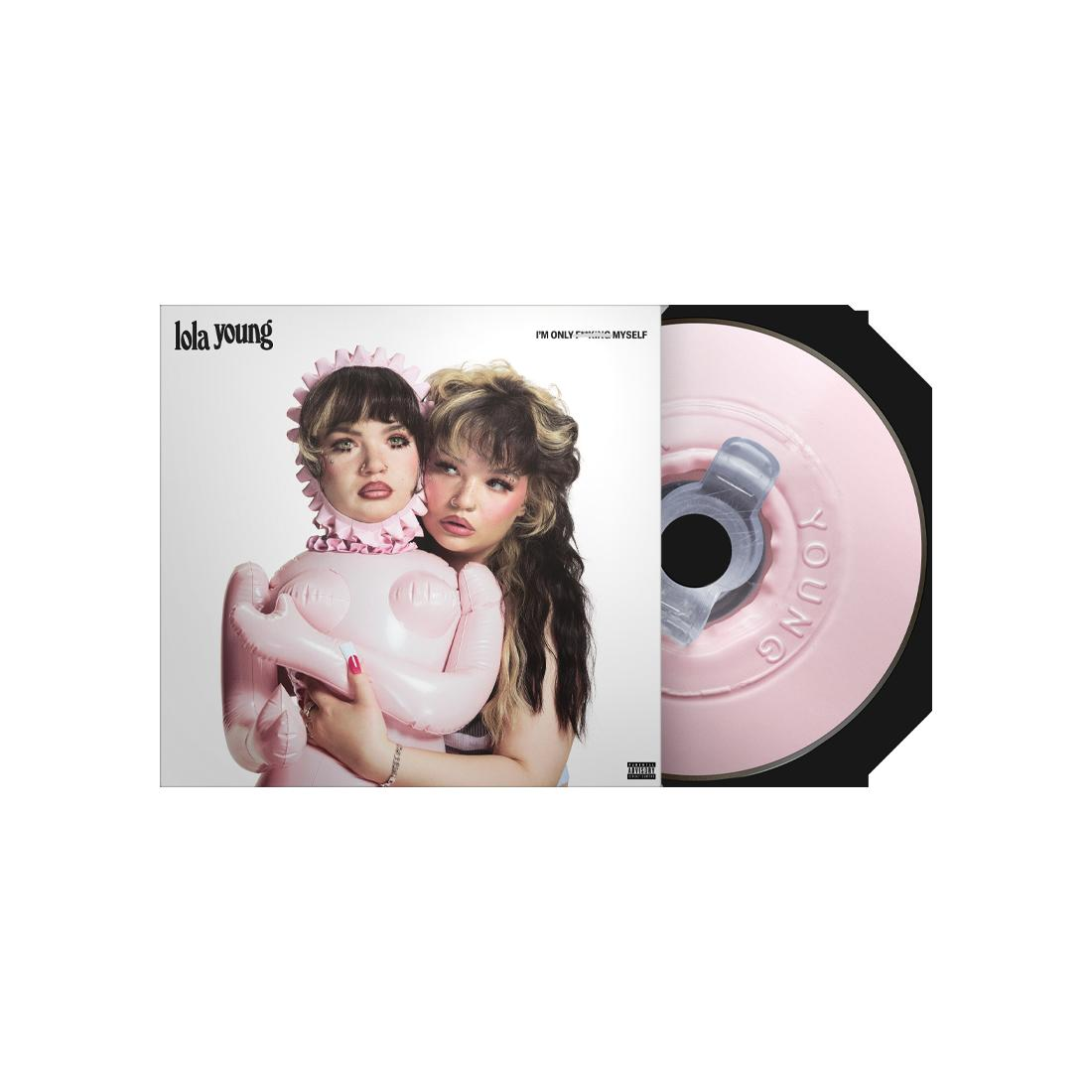 Albumcover von Lola Young. Zwei Frauen mit Make-up, eine hält eine aufblasbare rosa Puppe. CD rechts.