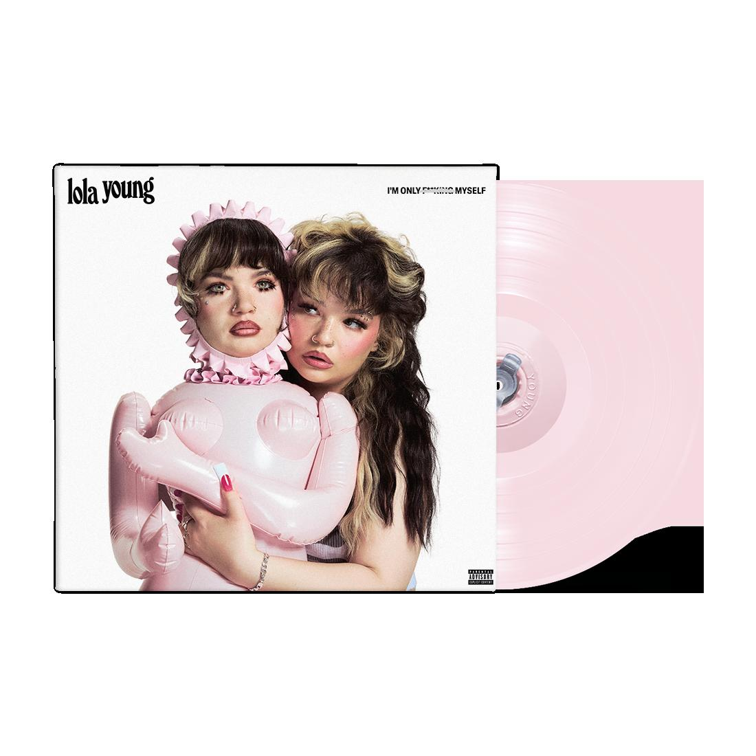 Albumcover: Zwei junge Frauen halten eine pinkfarbene aufblasbare Person. Rechts ist eine pinkfarbene Schallplatte. Der Künstlername ist 'Lola Young'.