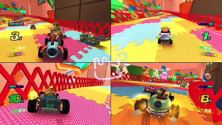 Imagen de cuatro paneles de un juego de carreras de karts. Pista colorida con karts conducidos por personajes de dibujos animados. Las clasificaciones se muestran en cada panel.