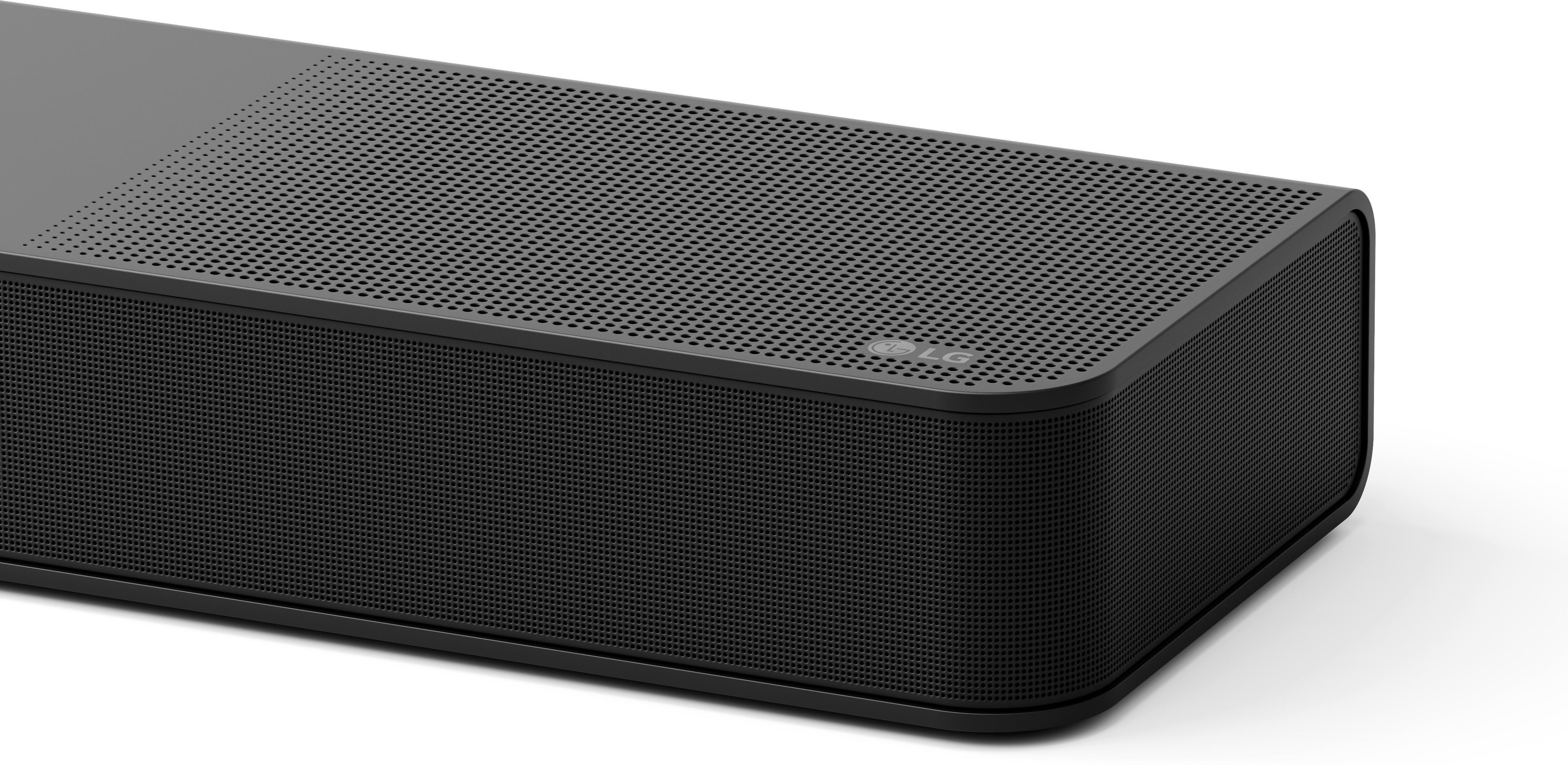 Eine schwarze LG-Soundbar. Sie hat eine perforierte Oberseite und eine Mesh-Front. Das LG-Logo ist sichtbar.