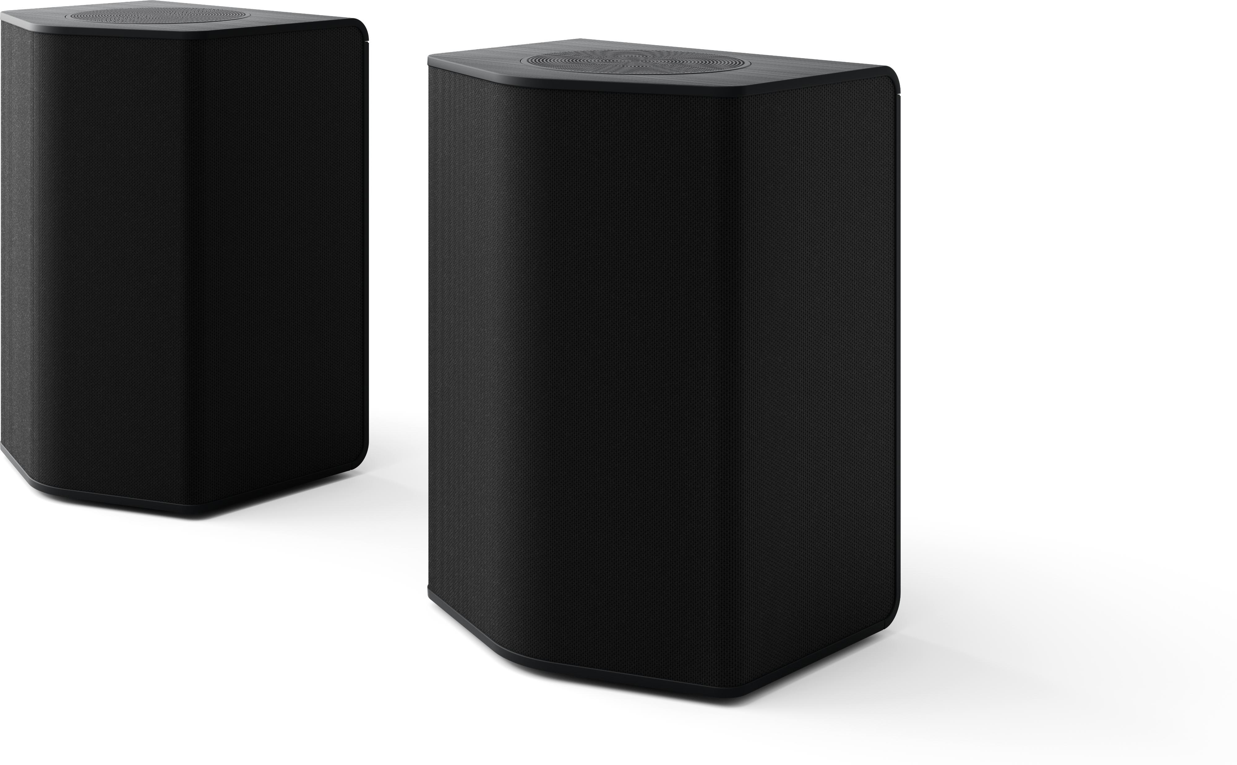 Zwei schwarze Lautsprecher auf weißem Hintergrund. Jeder hat eine strukturierte Oberfläche und ein kreisförmiges Top-Design.