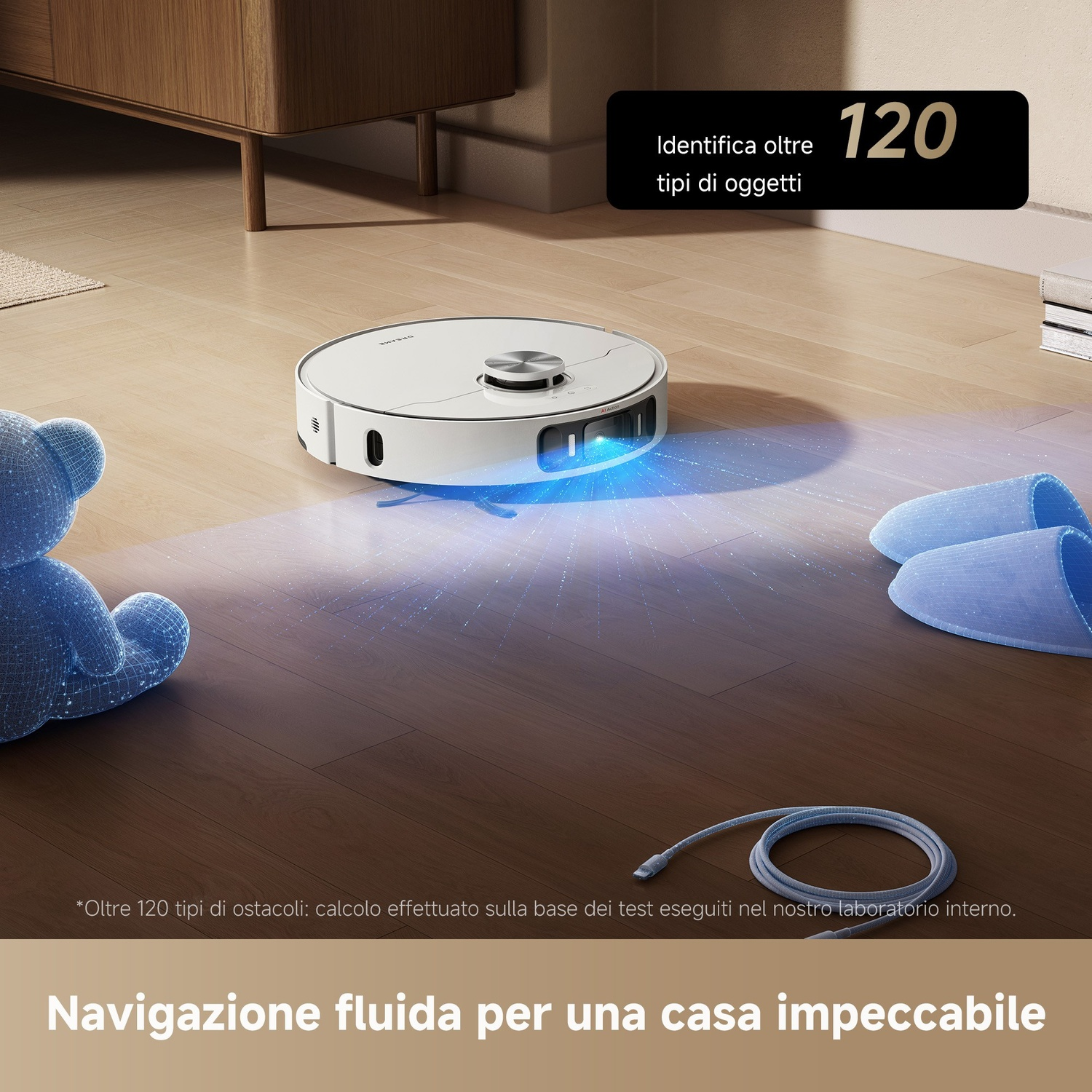 Un aspirapolvere robot bianco su un pavimento in legno. Un orsacchiotto blu, pantofole e un cavo sono nella scena. Il testo dice '120 tipi di oggetti'.