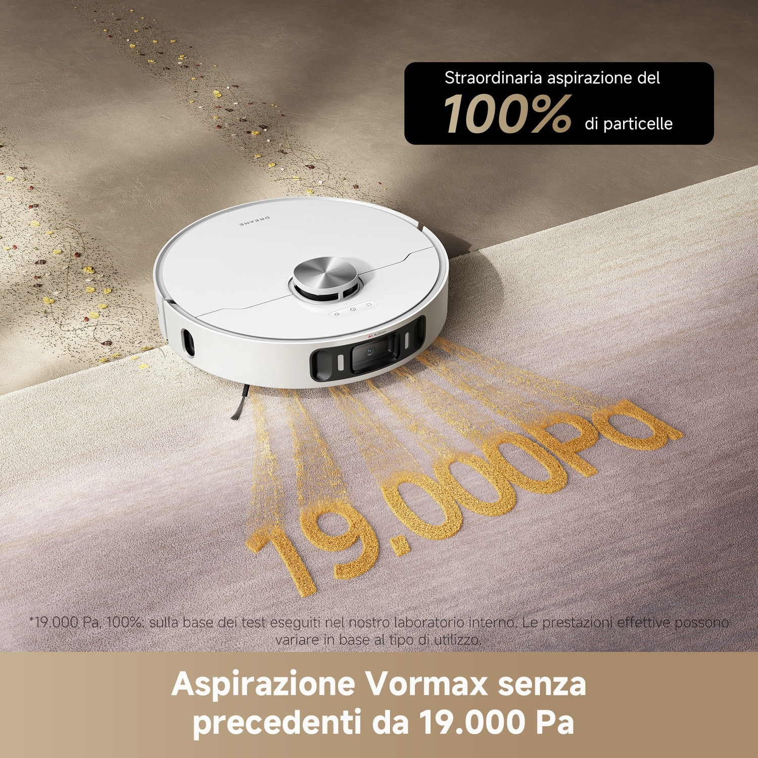Un robot aspirapolvere bianco pulisce un tappeto beige. Polvere dorata e testo sovrapposto indicano forte aspirazione.