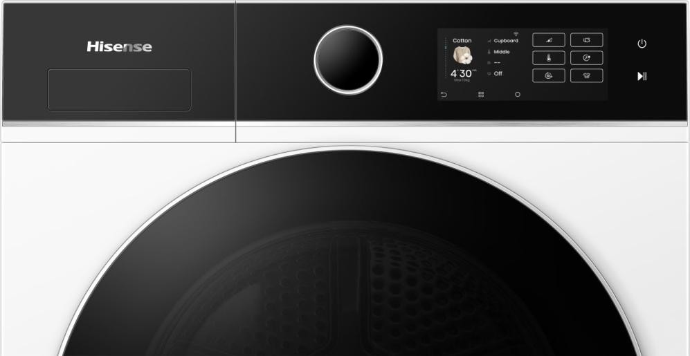 Egy fehér és fekete Hisense szárítógép. Digitális kijelzője van, amely a beállításokat mutatja. Az ajtó fekete, a vezérlőpanel fekete-fehér.