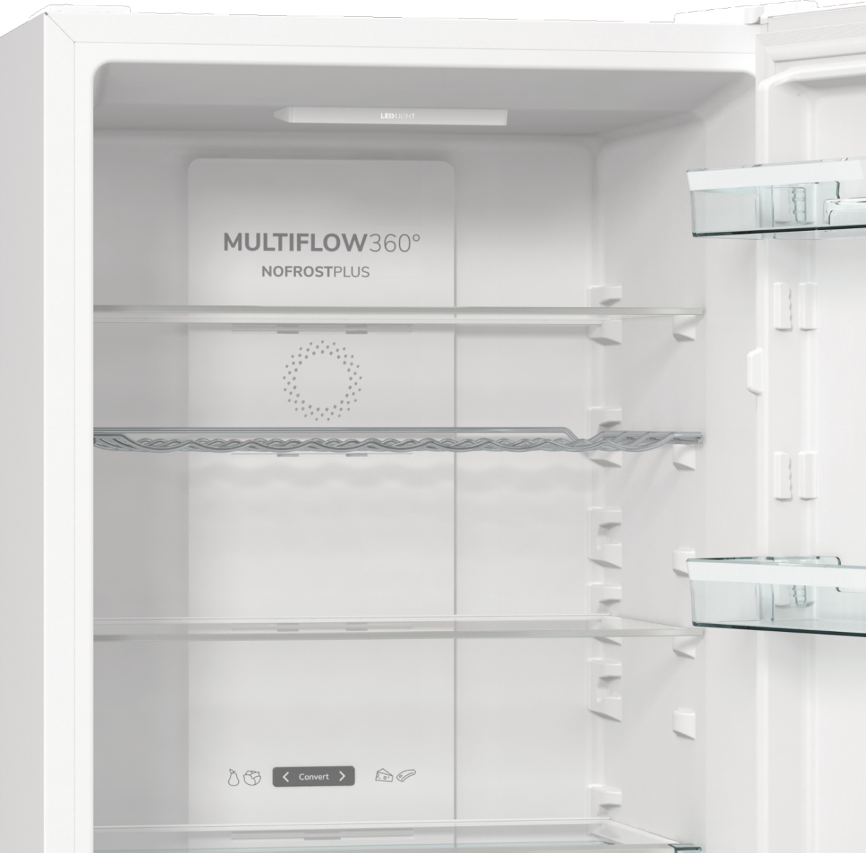 Nyitott, üres fehér hűtőszekrény belseje üvegpolcokkal. Tartalmaz egy "MultiFlow 360°" feliratot, LED-fényt és egy "Convert <gt/>" gombot.